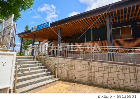 神奈川県秦野市の鶴巻温泉駅北口改札付近 神奈川県秦野市の鶴巻温泉駅北口改札付近 69126901