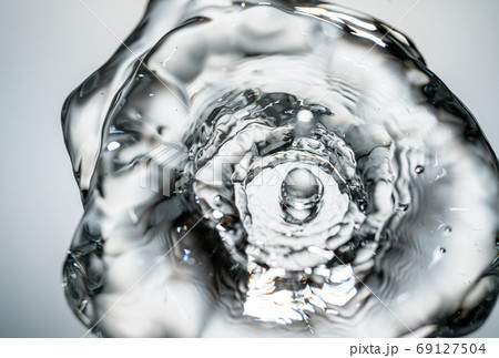 水・水滴・水面・泡・波紋・しぶき・雫・クラウン 69127504