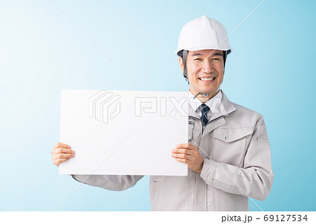 ホワイトボードを持つビジネスマン　作業服 69127534