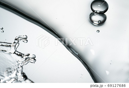 水・水滴・水面・泡・波紋・しぶき・雫・クラウン 69127686