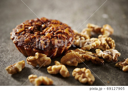 クルミのキャラメルナッツプチケーキ クルミのキャラメルナッツプチケーキ 69127905