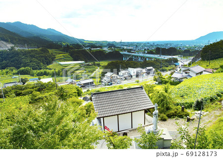 大善寺　薬師堂そばから見た勝沼の町とぶどう畑 69128173