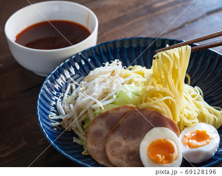 もやしやゆで卵など具たっぷりのつけ麺 の写真素材
