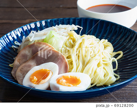 もやしやゆで卵など具たっぷりのつけ麺 の写真素材 6910