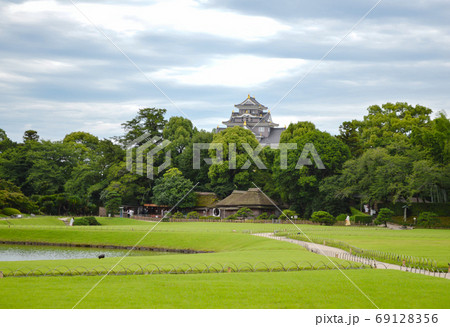 曇り空の後楽園で 廉池軒の向こうに見える岡山城天守閣 69128356
