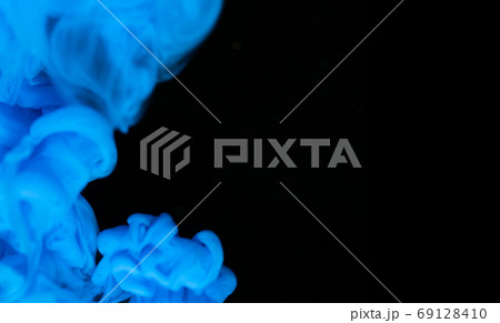 水に溶けるインク　名刺・チラシ・ポスター　背景 69128410