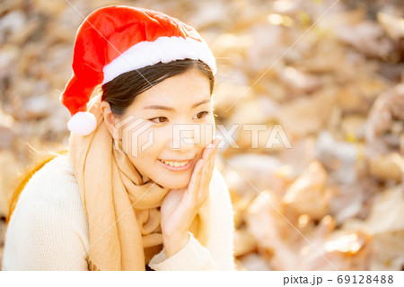 クリスマスのイメージ サンタ帽の女性 クリスマスのイメージ サンタ帽の女性 69128488