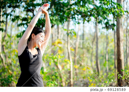 女性の健康イメージ 森の背景の写真素材