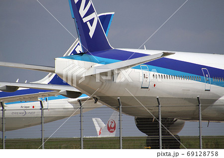 羽田空港の駐機場（エプロン）で待機中の旅客機 69128758