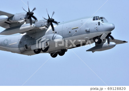 岩国基地を離陸するアメリカ海兵隊のKC-130空中給油機 69128820