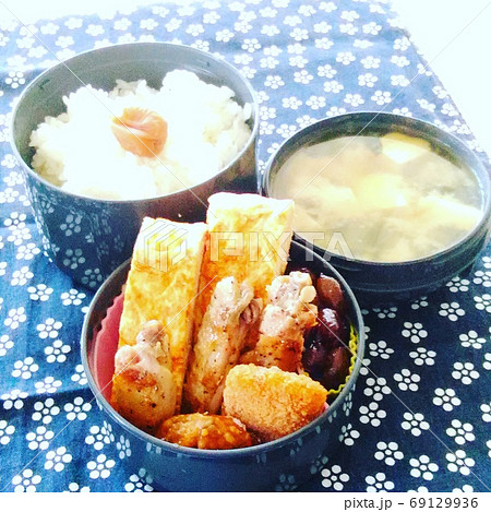 玉子焼きとチキンの入った手作り日の丸弁当 69129936