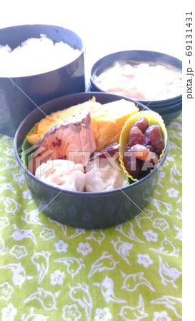 定番のおかずの焼き鮭と玉子焼きの入った手作り弁当 定番のおかずの焼き鮭と玉子焼きの入った手作り弁当 69131431