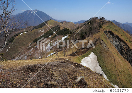 奥日光 社山から黒檜山への中禅寺湖南岸尾根中間地点と社山へ続く尾根と男体山 奥日光 社山から黒檜山への中禅寺湖南岸尾根中間地点と社山へ続く尾根と男体山 69131779