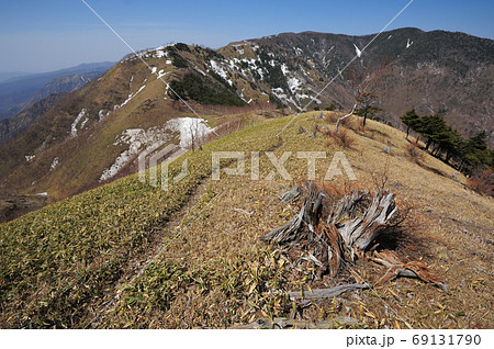奥日光 社山から黒檜山への中禅寺湖南岸尾根1792m付近から見た黒檜山へ続く残雪の尾根 奥日光 社山から黒檜山への中禅寺湖南岸尾根1792m付近から見た黒檜山へ続く残雪の尾根 69131790