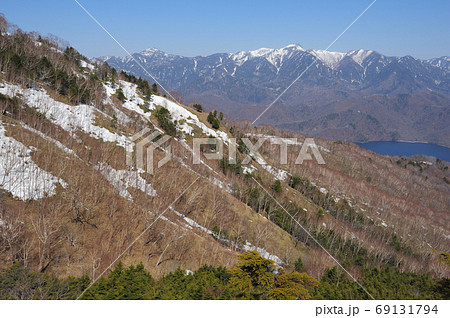 奥日光 社山から黒檜山へ続く中禅寺湖南岸尾根から見る中禅寺湖と残雪の日光白根山 奥日光 社山から黒檜山へ続く中禅寺湖南岸尾根から見る中禅寺湖と残雪の日光白根山 69131794