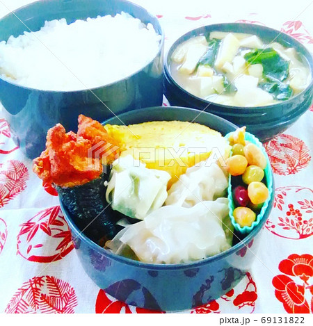 おかずに餃子の入った味噌汁付き手作り弁当 おかずに餃子の入った味噌汁付き手作り弁当 69131822