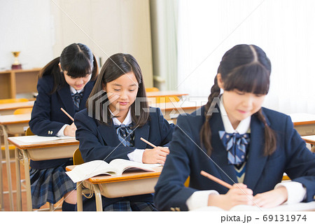 楽しそうに授業を受ける女子中学生 69131974