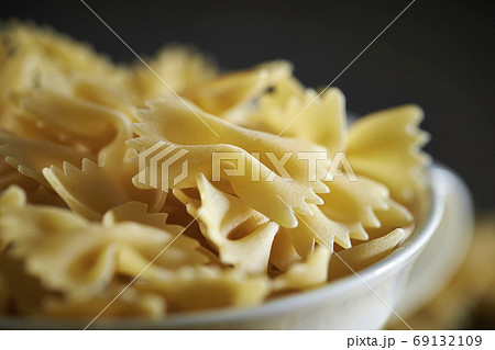 リボン型のショートパスタ ファルファッレの写真素材