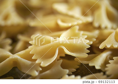 リボン型のショートパスタ ファルファッレの写真素材