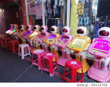 台湾・羅東の夜市にいるロボット 台湾・羅東の夜市にいるロボット 69132708