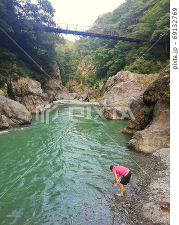 奥多摩 鳩ノ巣渓谷にて川遊びの写真素材