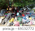 台湾のマーケットのゴミのように陳列されたフリマ 69132772
