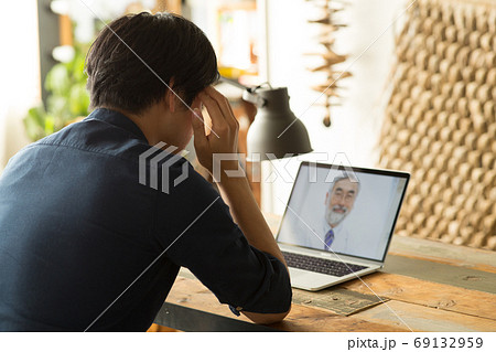 オンライン診察を受ける男性 69132959