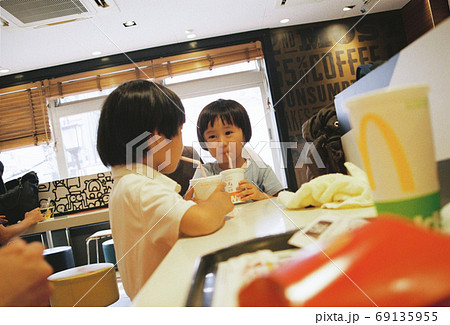 初めてのマクドナルド兄弟仲良し 69135955