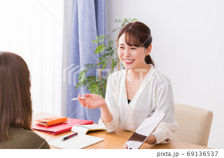 商談をするビジネスウーマン 69136537