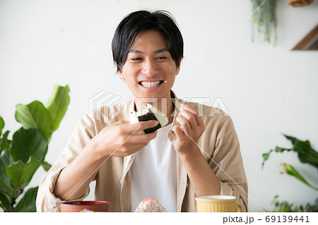 部屋で朝食を食べる男性 69139441