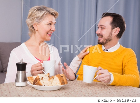 Mature mother and son breakfast 69139723