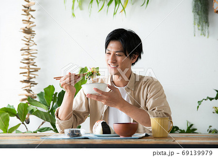 部屋で朝食を食べる男性 部屋で朝食を食べる男性 69139979