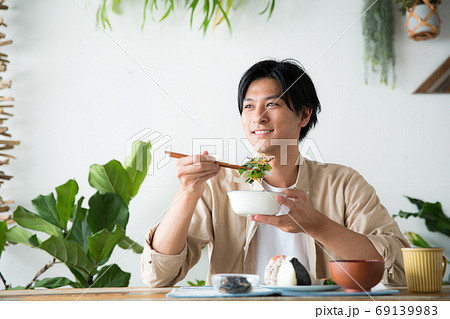 部屋で朝食を食べる男性 部屋で朝食を食べる男性 69139983