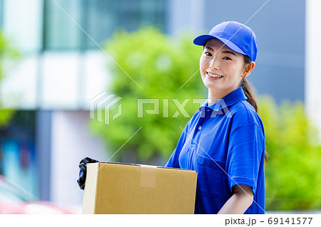 女性 アルバイト 引っ越しの写真素材