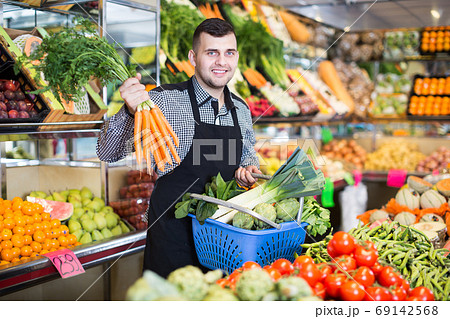 Male seller helping to choose 69142568
