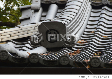 屋根瓦の「梅鉢紋」（安井(安居)神社／大阪府大阪市天王寺区逢阪1-3-24） 69142583