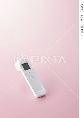 非接触型の体温計  非接触型の体温計  69142603
