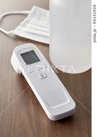 コロナ対策-- メディカルイメージ マスク 体温計 消毒液 コロナ対策-- メディカルイメージ マスク 体温計 消毒液 69142608