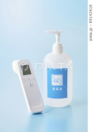 コロナ対策--　メディカルイメージ　体温計　消毒液 69142616