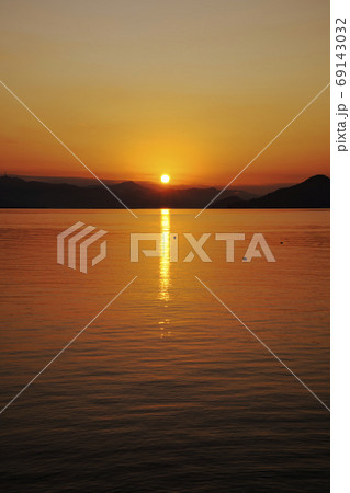 赤く染まる新春の瀬戸内海 赤く染まる新春の瀬戸内海 69143032