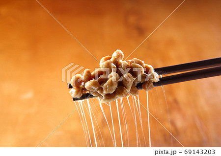 箸で持ち上げた納豆 69143203