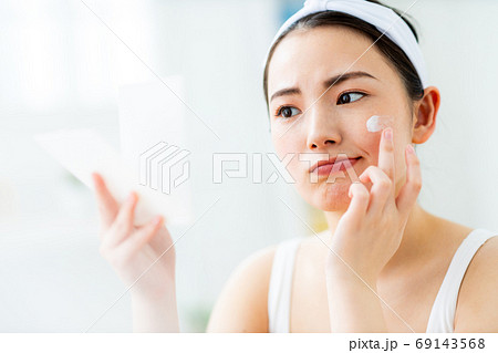 肌トラブル　女性 69143568