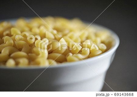 ショートパスタ　らせん型のマカロニ　カヴァタッピ 69143668