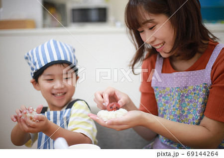 おにぎりを握る親子 69144264