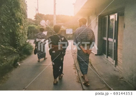 夏祭りに向かう浴衣のカップル 69144353