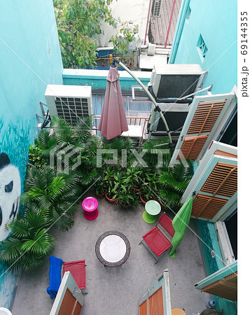 シンガポールのカラフルなバルコニー 69144355