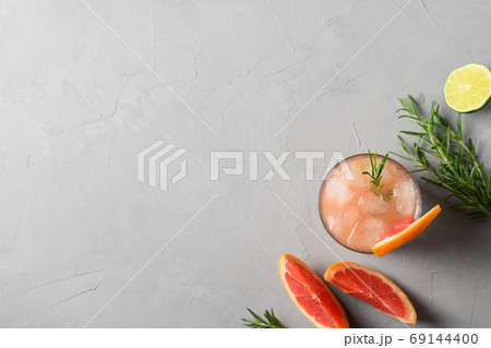 Grapefruit sparkling cocktails or lemonade  69144400