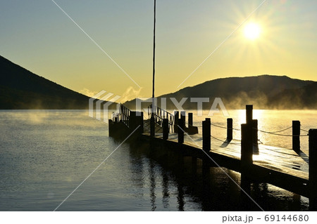 霧立つ中禅寺湖の千手ヶ浜に桟橋と朝日 69144680