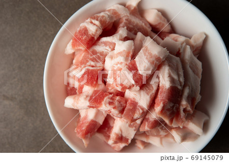 カットされた生の豚バラ肉 カットされた生の豚バラ肉 69145079