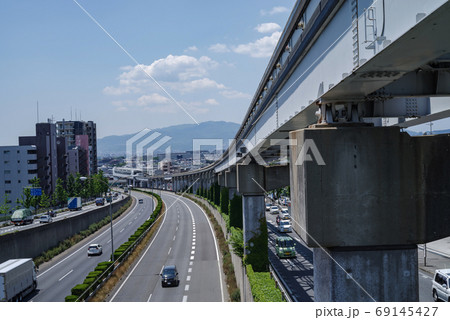 大阪豊中・大阪中央環状線、中国自動車道と大阪モノレールのある六甲山方面を臨む風景 大阪豊中・大阪中央環状線、中国自動車道と大阪モノレールのある六甲山方面を臨む風景 69145427